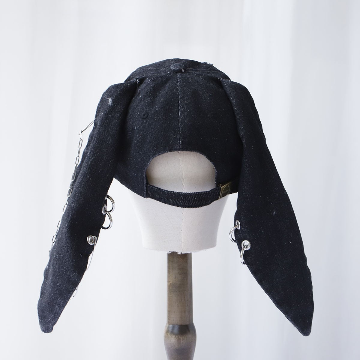 Raven Letter-Embroidered Dome Baseball Cap